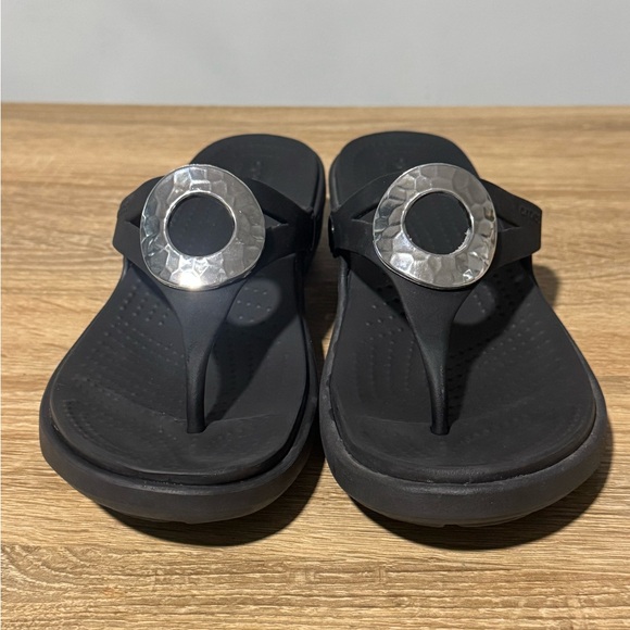 Crocs Size 9 Sanrah silver hammered medallion Black slip on flip flops Sandals - Picture 5 of 6